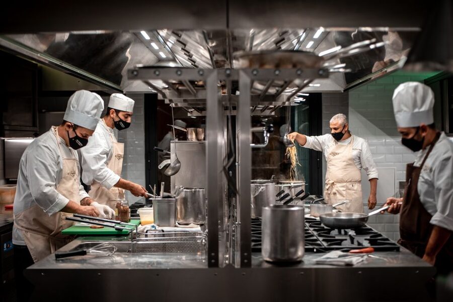 Alfredo alla Scrofa Restaurant in Rome: Eat Like a Star - Service, atmosphere, and the famous gold cutlery