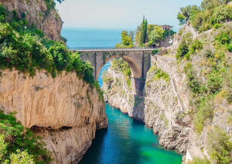 Amalfi: Sunset Boat Tour with Fruit and Drinks - Five details that shape the experience