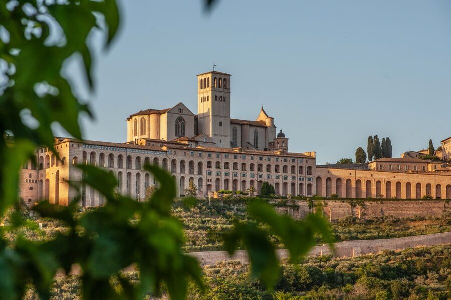 Assisi: Walking Tour with St. Francis Basilica Visit - An amphitheater turned neighborhood