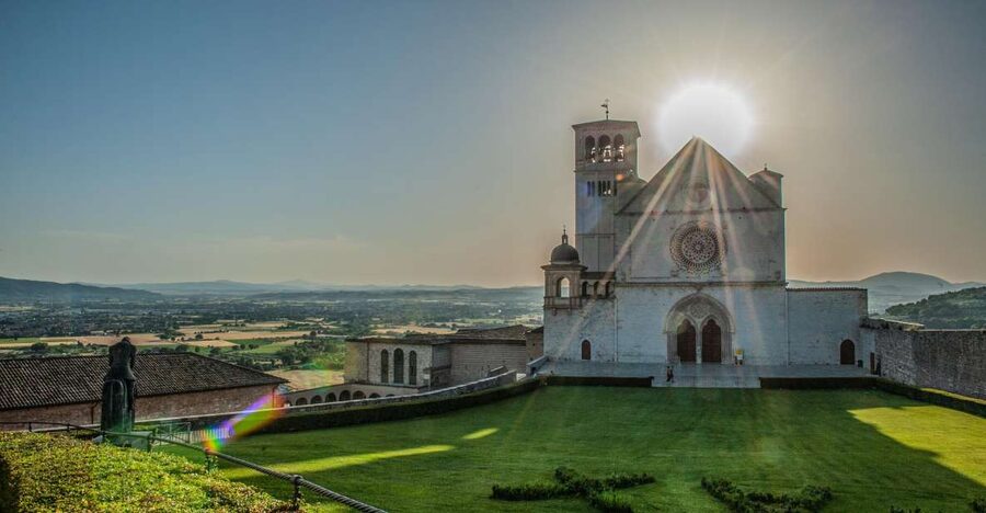 Assisi: Walking Tour with St. Francis Basilica Visit - Starting above the town at Matteotti