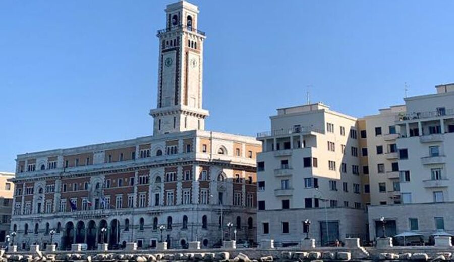Bari by boat: admire the city from the sea with Aperitivo - Aperitivo with wine, Prosecco, and taralli
