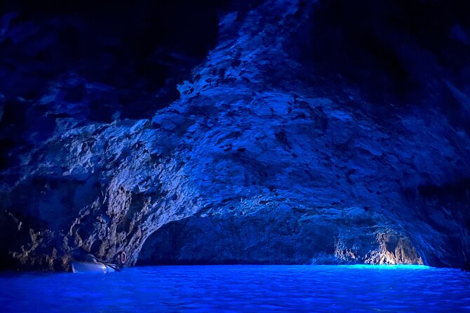 Boat Tour in Capri Italy - The island circuit, from cliffside villas to sea caves