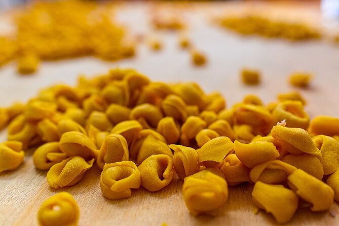 Bologna Food & Market Tour with 6 Tastings, Pasta, Wines & More - Ending in Piazza Santo Stefano