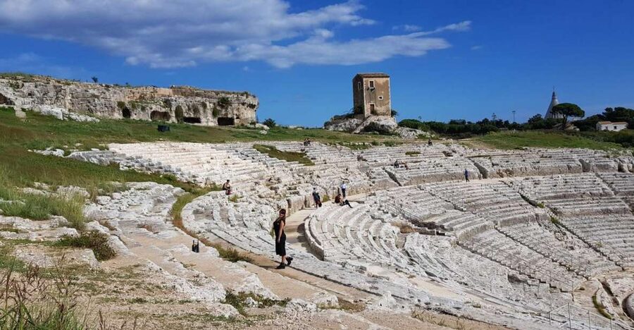 Catania: Syracuse, Ortigia, and Noto Tour with Brunch - Walking across Ortigia’s historic center