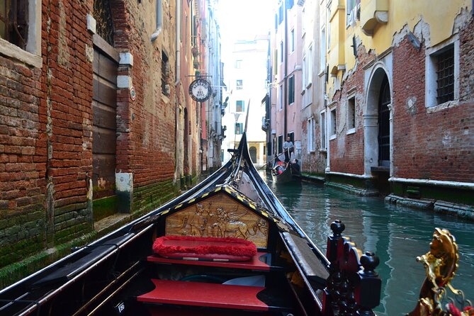 Charming Gondola Ride on the Grand Canal & Gondola Gallery™ - Peggy Guggenheim Collection from the water