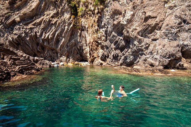 Cinque Terre Hybrid Boat Tour from Monterosso - Manarola and its famous cliffside setting
