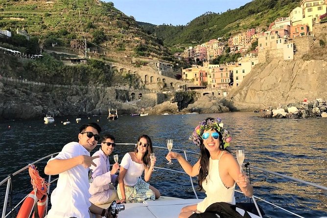 Cinque Terre Sunset Tour by Boat - Drinks, snacks, and the hospitality question