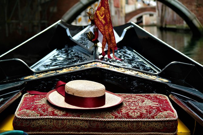Classic 30-Minute Gondola Ride in Venice - The Accademia area and Venetian art