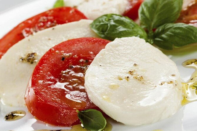 Cooking class with Pasta, mozzarella and Tiramisu with wine - A cooking class far above Positano