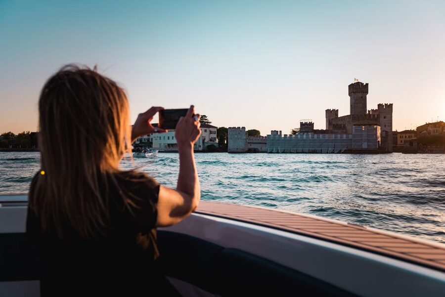 Desenzano del Garda: Sunset Boat Trip at Sunset with Drink - Seventy-five minutes of easygoing lake time
