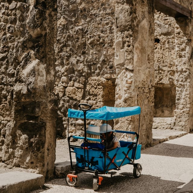Discover Pompeii: French Walking Tour of the Buried City - Meeting the guide at Hotel Vittoria
