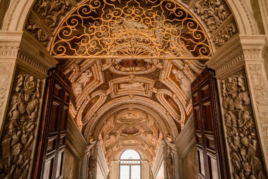 Doge's Palace & St. Mark's Basilica with Terrace Access Tour - The guide is the heart of the experience