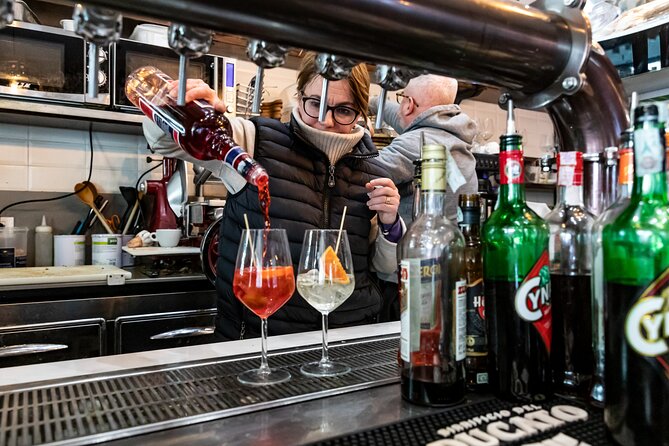 Eating Venice Food & Drinks Tour - Learning the spritz at A La Vecia Papussa
