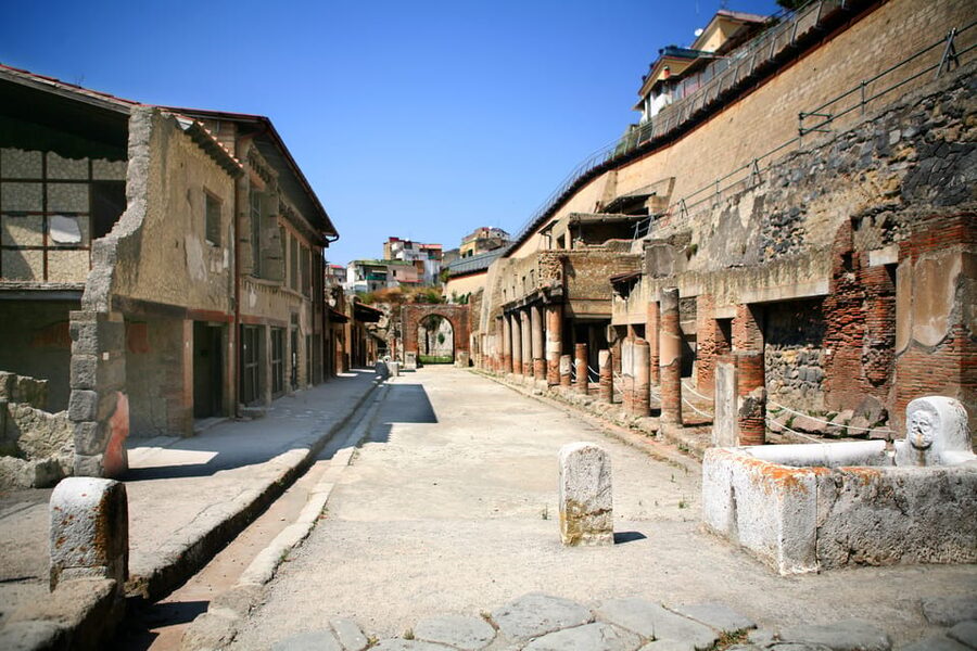 Ercolano: Herculaneum Entry Ticket with Optional Audio Guide - Walking the streets of an ancient town