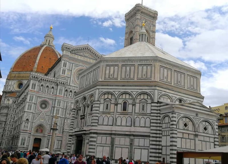 Florence: Duomo Area Tour and Brunelleschi Dome Climb Ticket - The guide makes the short tour work