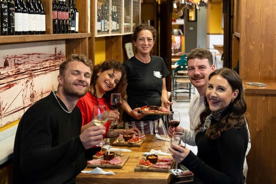 Florence: Food Walking Tour with Local Steak and Tuscan Wine - Starting among the sculptures of Piazza della Signoria