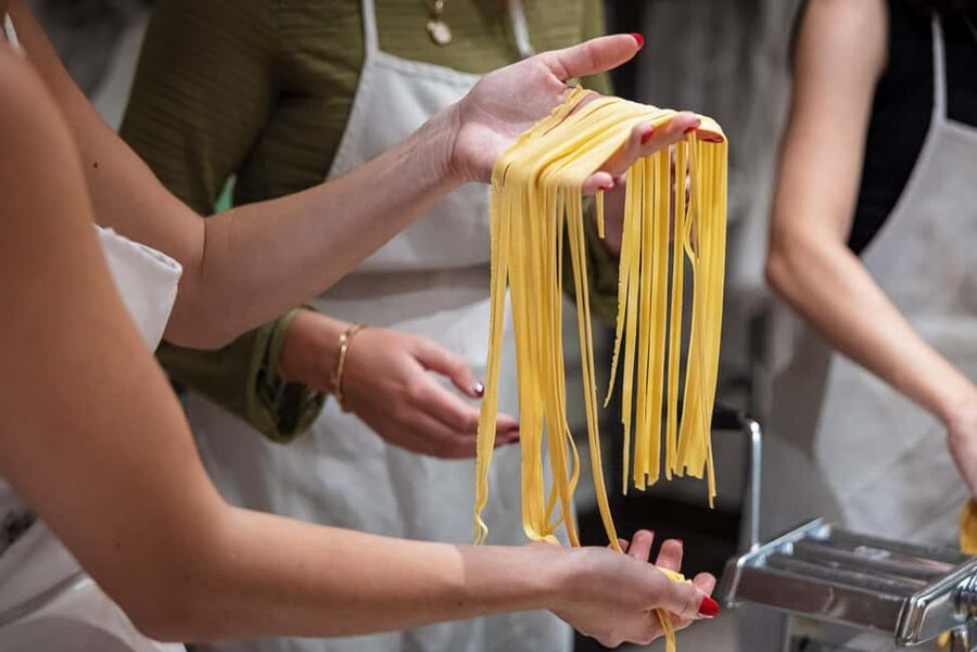 Florence: Handmade Pasta & Dessert Class with Unlimited Wine - Timing, comfort, and practical concerns