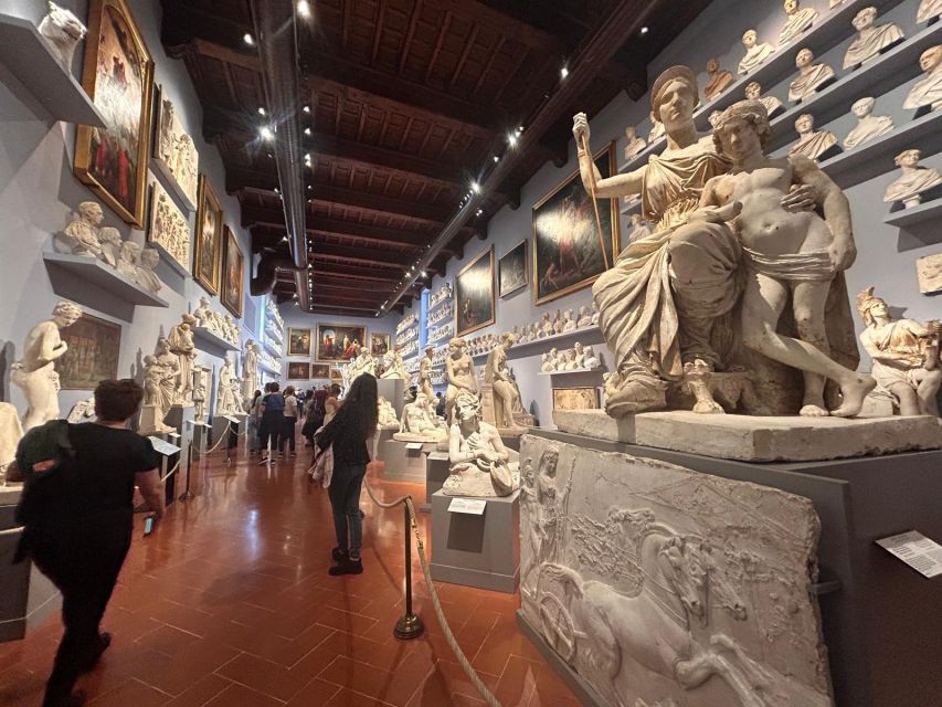Florence: Michelangelo's David Entrance Ticket and Audio App - Meeting the host and entering through the timed entrance