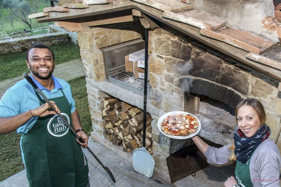 Florence: Pizza and Gelato Class at a Tuscan Farmhouse - The farmhouse setting is part of the meal