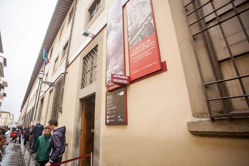Florence: Timed Entrance Ticket to Michelangelo’s David - Using the digital audio guide