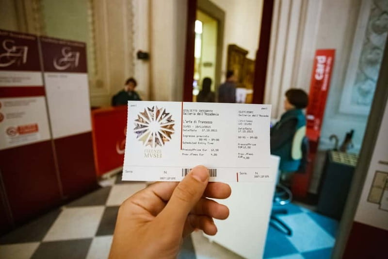 Florence: Timed Entrance Ticket to Michelangelo’s David - Arriving at the red or green meeting point