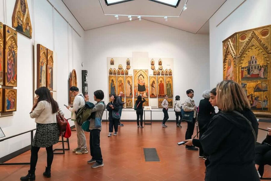 Florence: Uffizi Gallery Reserved-Entry VIP Tour - Meeting at Leonardo’s statue
