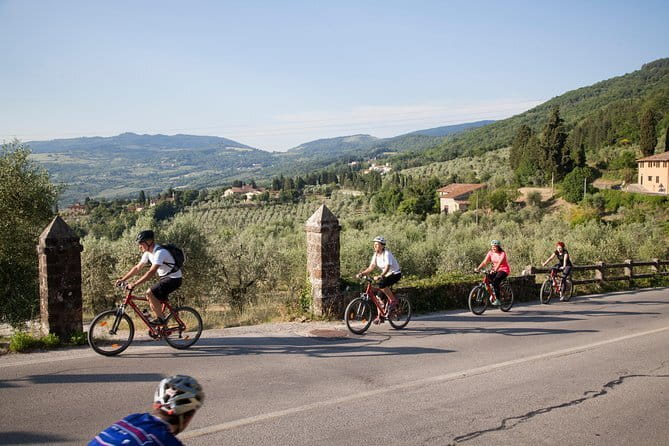 Florence Vintage Bike Tour–guided, small group or private option - Ponte Vecchio and Piazza della Signoria
