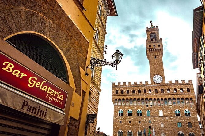 Florence Walking Tour - The Uffizi from outside, then across the Ponte Vecchio