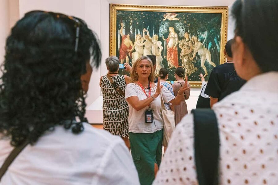 Florence: Walking Tour with David, Duomo & Uffizi Gallery - Meeting your guide beside the Medici statue