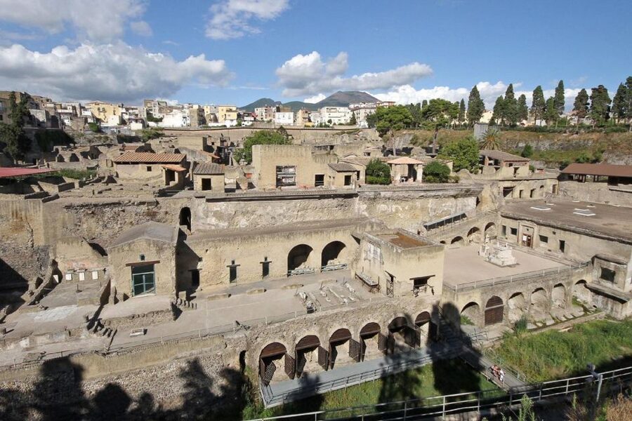 From Naples: Pompeii and Herculaneum Tour with Lunch - Why visiting both sites makes sense