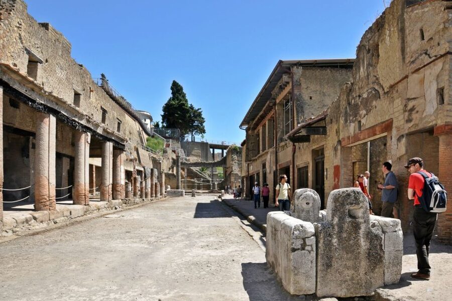 From Naples: Pompeii and Herculaneum Tour with Lunch - The ride south and the role of the tour assistant