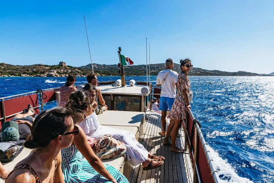 From Palau/La Maddal: Boat Tour of La Maddalena Archipelago - Meeting Apollo II in Palau