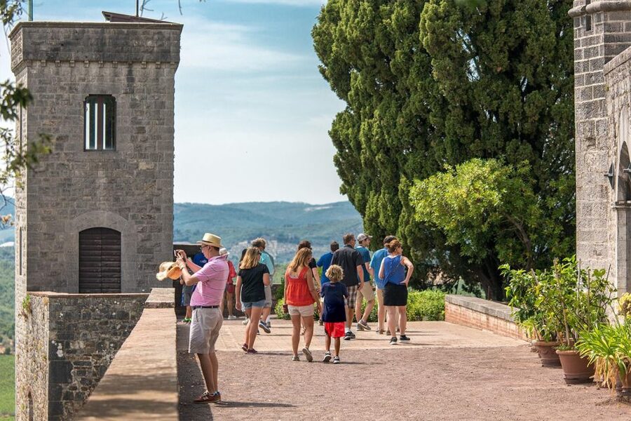 From Rome: Bagnoregio & Orvieto Day Trip with Wines & Lunch - Orvieto and Its Striking Duomo