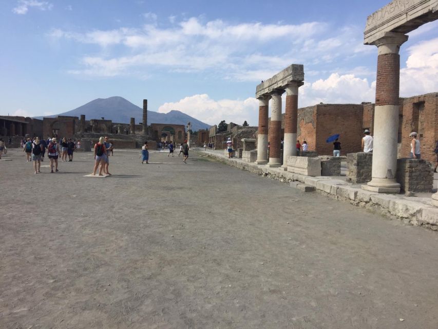 From Rome: Pompeii All-Inclusive Tour with Live Guide - What the two-hour route does well