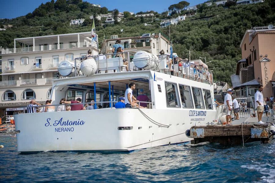 From Sorrento/Nerano: Capri Island Cruise with Guide Onboard - A fast crossing from Marina del Cantone