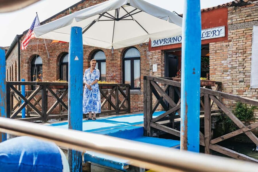 From Venice: Murano & Burano Guided Tour by Private Boat - Burano’s colored houses and lace tradition
