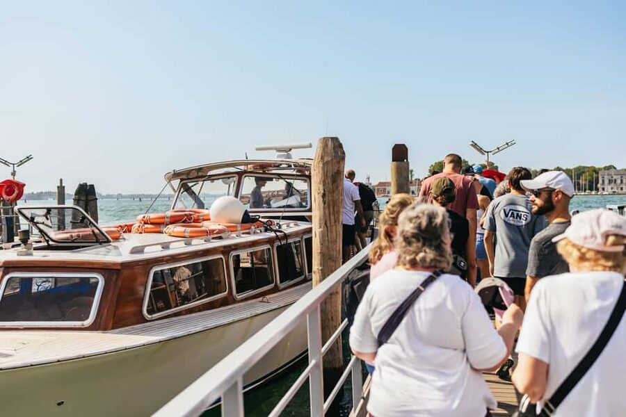 From Venice: Murano & Burano Guided Tour by Private Boat - The right mix of explanation and free time
