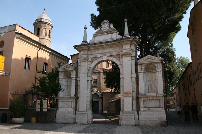 Guided Tour of Mosaic Tiles in Ravenna - San Vitale and the politics of glittering walls