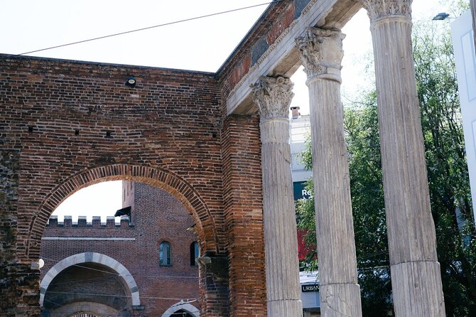 Highlights and hidden gems of Milan Bike Tour - La Scala and the polished Manzoni district