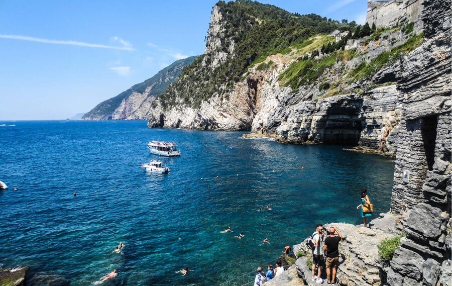 La Spezia: Cinque Terre and Portovenere Full-Day Boat Tour - Red rocks, Scoglio Ferale, and Le Rosse