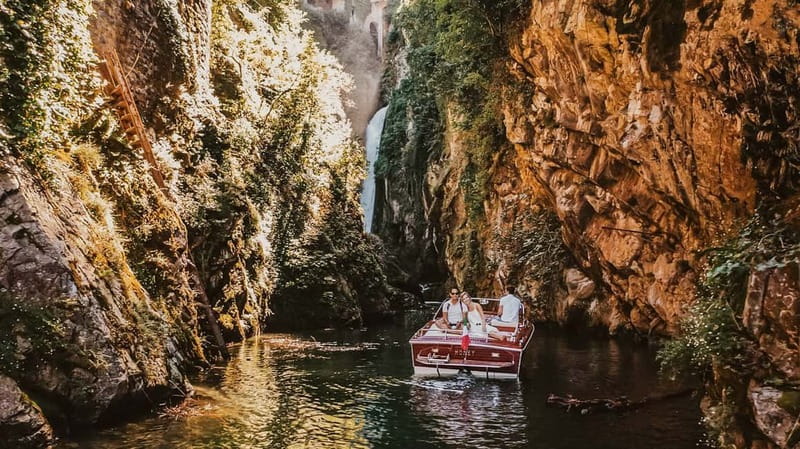 Lake Como: Classic Boat Private Tour - Villa Balbianello and Villa Cassinella from the lake
