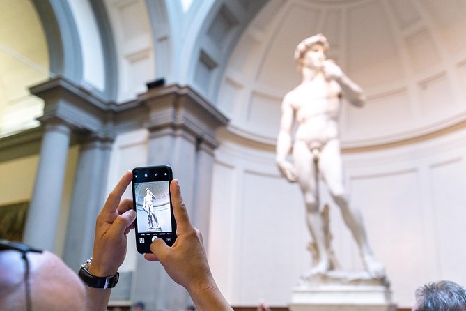 Michelangelo’s David, Accademia & Uffizi Small Group Tour - The opening walk: Ponte Vecchio, Il Porcellino, and Piazza della Signoria