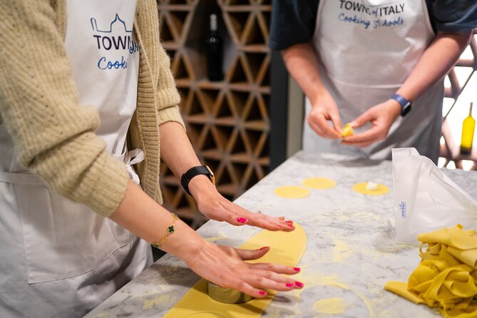 Milan Culinary Experience: Pasta & Gelato or Tiramisù Class - How much attention will you receive?
