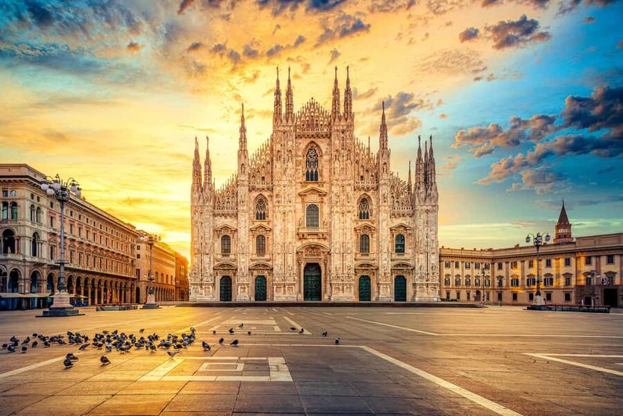 Milan Duomo Cathedral and Rooftop Terrace Guided Tour - Meeting Your Guide at Piazza del Duomo
