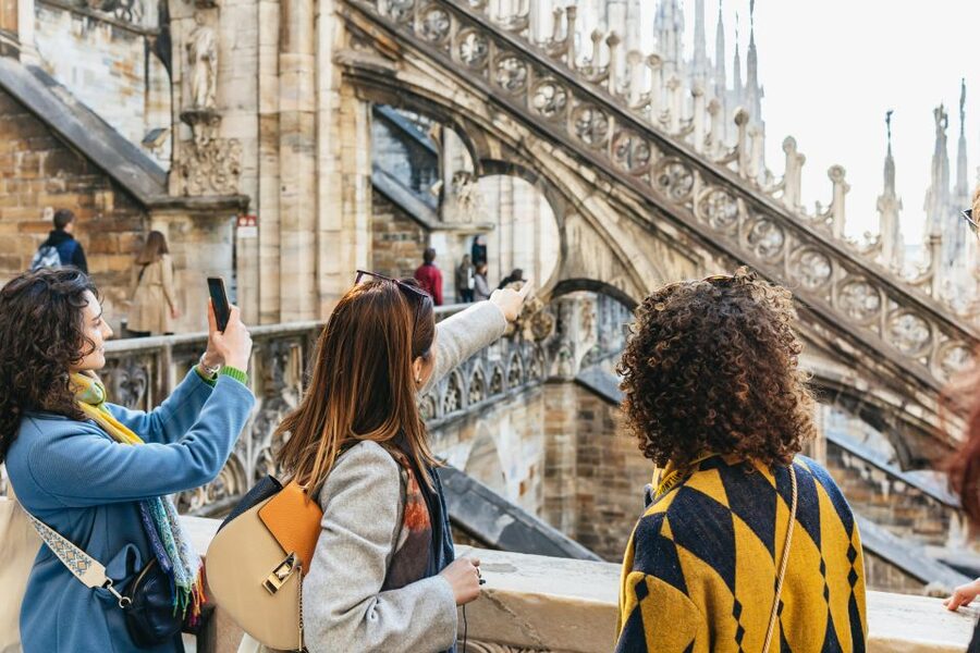 Milan: Duomo Rooftop and Cathedral Guided Tour with Tickets - The guide makes the difference
