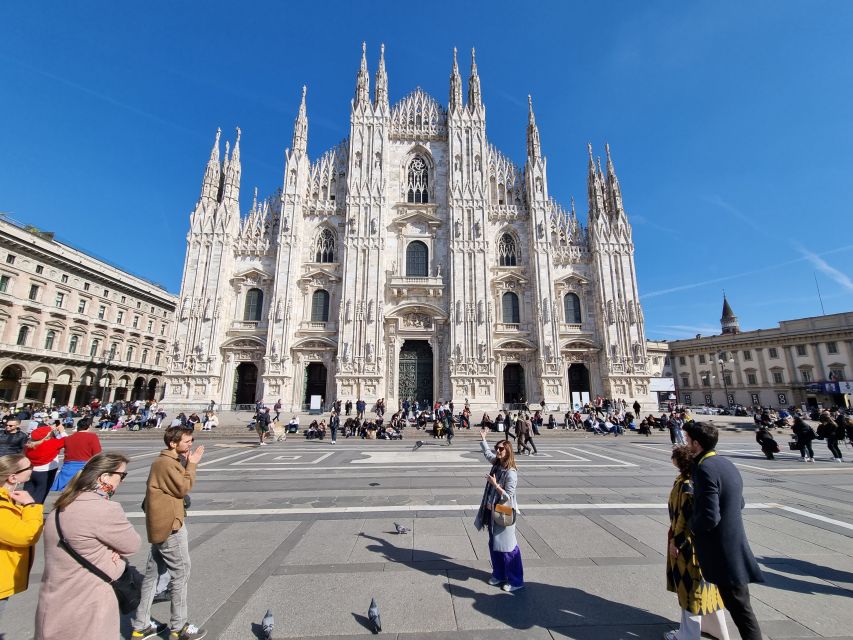 Milan: Duomo Rooftop and Cathedral Guided Tour with Tickets - Riding up to the Duomo rooftops