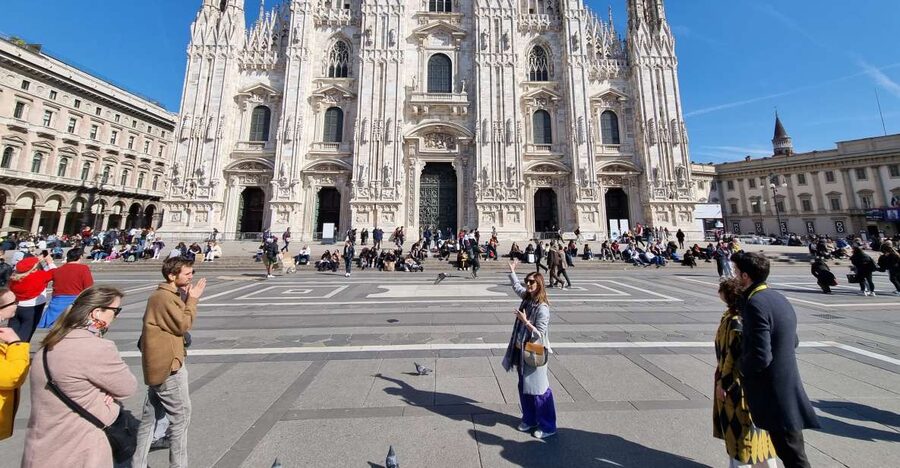 Milan: Duomo Rooftop and Cathedral Guided Tour with Tickets - Seeing the cathedral from the inside