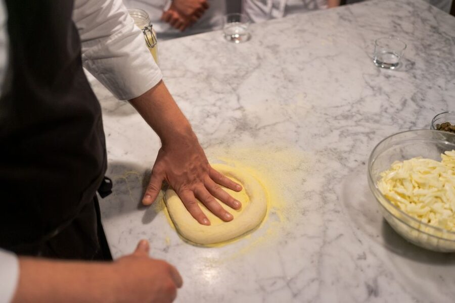 Milan: Pizza or Pasta and Gelato-Making Class with Wine - First choice: pizza or pasta