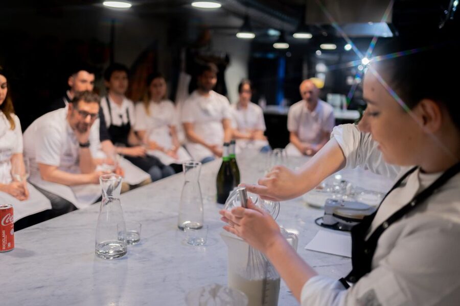 Milan: Pizza or Pasta and Gelato-Making Class with Wine - Rolling the pizza dough