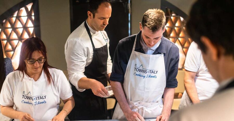 Milan: Pizza or Pasta and Gelato-Making Class with Wine - Sauce, toppings, and the oven